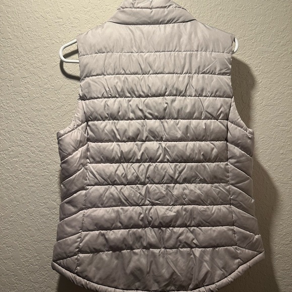 GAP Recycled Lightweight Quilted Puffer Vest Beige Women’s Medium Zip + Snap - Picture 12 of 12